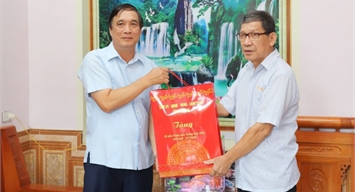 Các đồng chí lãnh đạo tỉnh thăm, tặng quà người có công, gia đình chính sách trên địa bàn huyện Lâm Thao, Thanh Ba, Hạ Hòa và thành phố Việt Trì