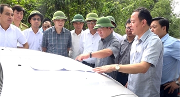 Chủ tịch UBND tỉnh Bùi Văn Quang kiểm tra việc triển khai dự án nông nghiệp ứng dụng công nghệ cao và một số dự án giao thông trọng điểm trên địa bàn huyện Cẩm Khê
