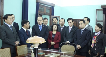 Đoàn đại biểu Uỷ ban Trung ương MTTQ Việt Nam dâng hương tưởng niệm Chủ tịch Hồ Chí Minh